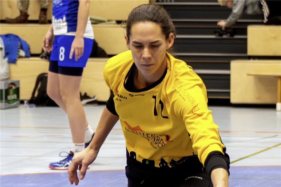 Kira Walkenhorst steht im Borkener Tor und im Fokus eines Drehs des Bezahlsenders Sky.