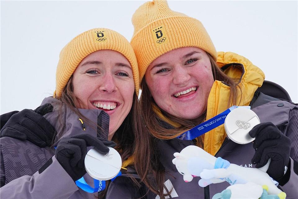 Kira Weidle-Winkelmann (links) jubelt zusammen mit Emma Aicher über Kombi-Silber.Michael Kappeler/dpa