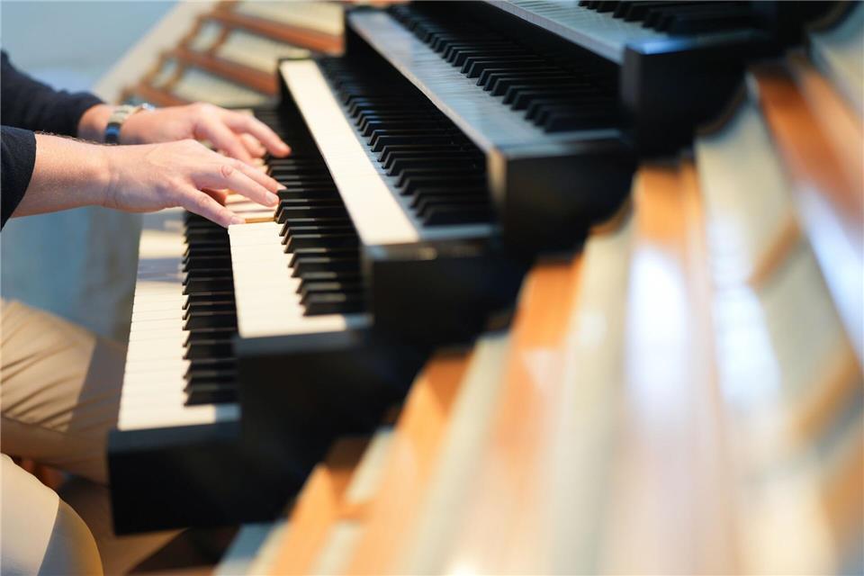 Kirchenmusikerinnen und Kirchenmusiker besitzen in vielen Gemeinden eine existenzielle Schlüsselfunktion mit ihrer Musik - auch in Hamburg, Schleswig-Holstein, Mecklenburg-Vorpommern und Niedersachsen. (Symbolbild)Marcus Brandt/dpa