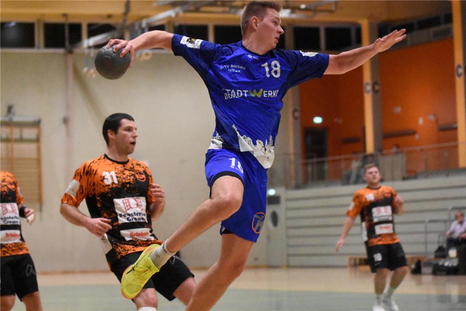 Kirchhellens Philipp Klemmin (links) muss hier Borkens neunfachen Torschützen Dominik Kutsch zum Abschluss ziehen lassen.