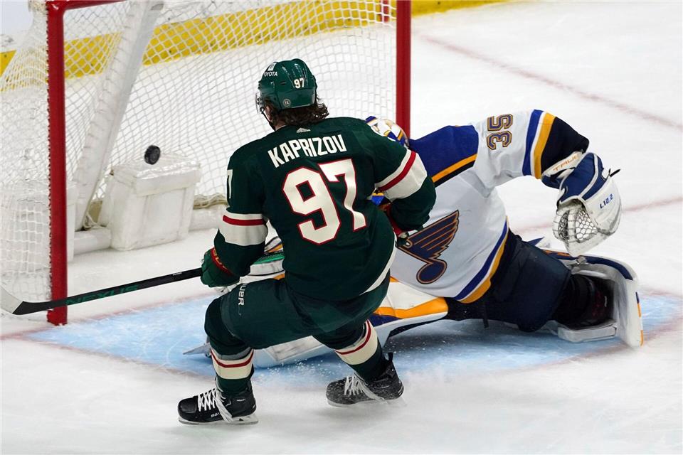 Kirill Kaprisow (l) von den Minnesota Wild hat einen Rekordvertrag in der NHL unterschrieben.Jim Mone/AP/dpa
