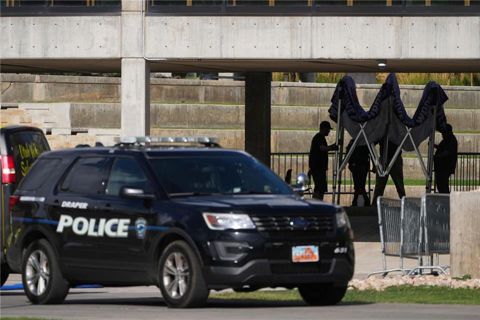 Bilder des Tages Kirk bei Schussattacke getötet - Einsatzkräfte räumen den Tatort auf dem Campus der Utah Valley UniversityLindsey Wasson/AP/dpa