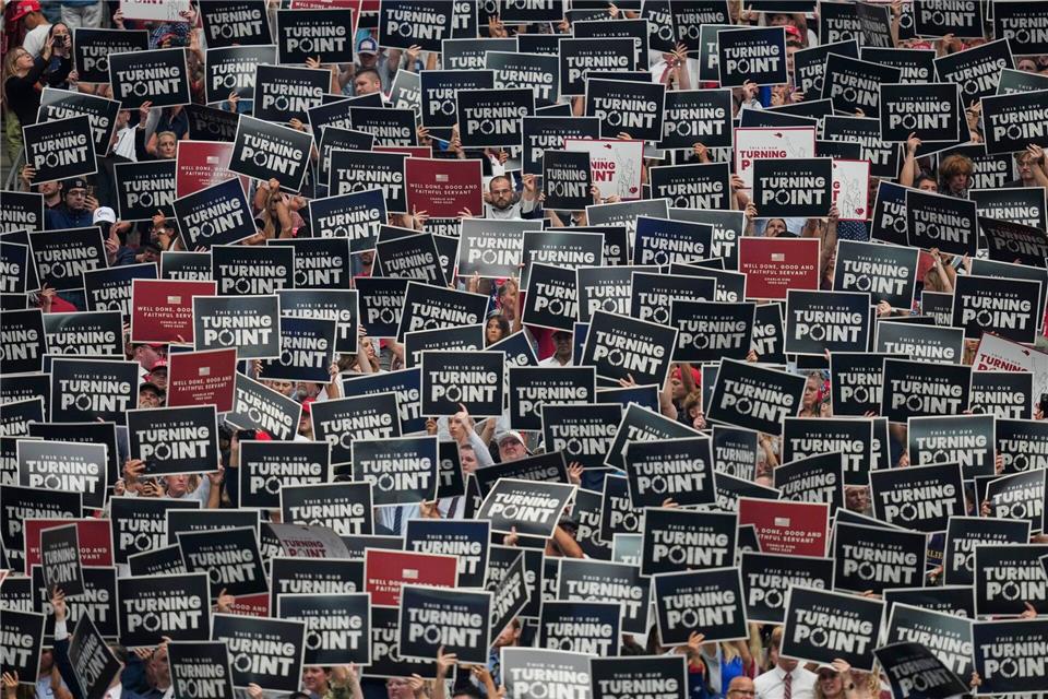 Kirk gründete die Organisation Turning Point USA, die von seiner Witwe Erika weitergeführt werden soll.John Locher/AP/dpa