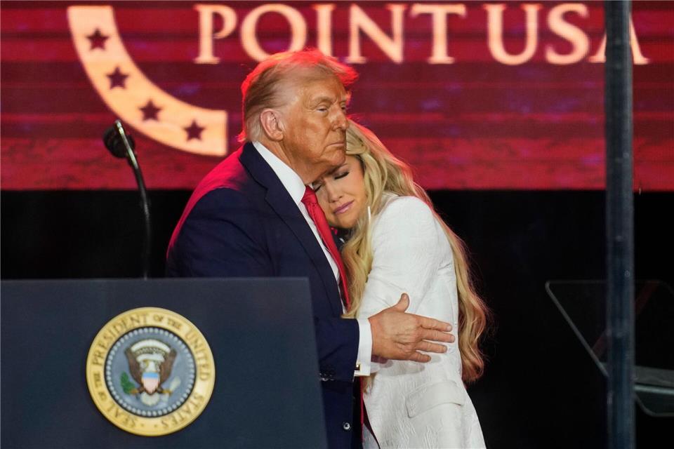 Bilder des Tages Kirks Witwe an Trumps Brust: Trauerfeier für den erschossenen Aktivisten Charlie Kirk.John Locher/AP/dpa