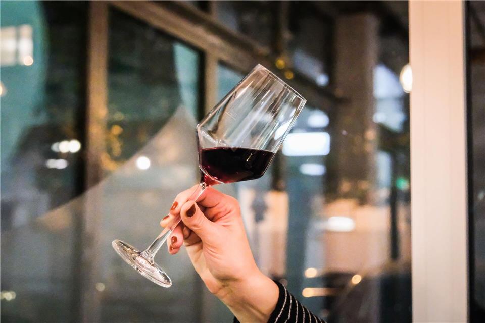 Kirsche, Beeren, Pflaume: Wer gerne rote Früchte mag, dürfte an Rotwein Gefallen finden. Ricarda Dieckmann/dpa-tmn