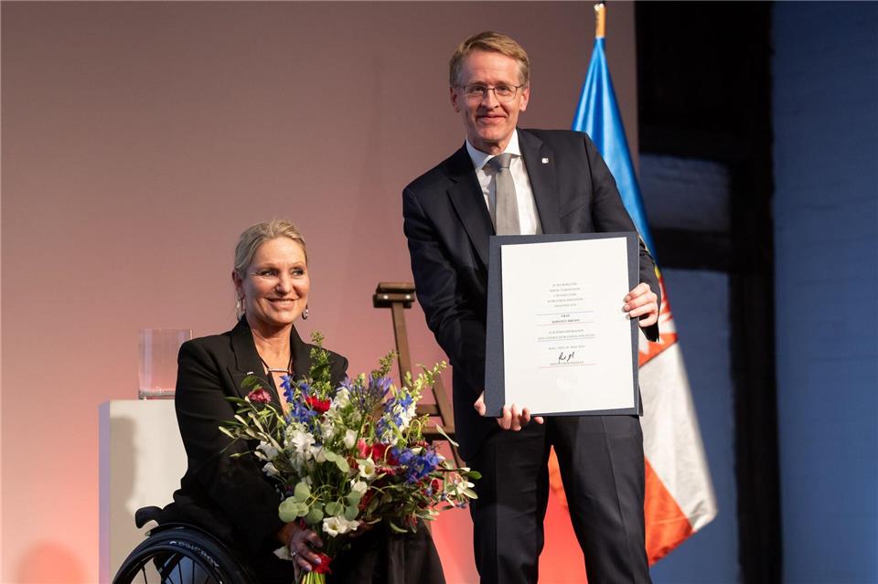 Kirsten Bruhn ist laut Ministerpräsident Daniel Günther ein Vorbild für alle. Ulrich Perrey/dpa