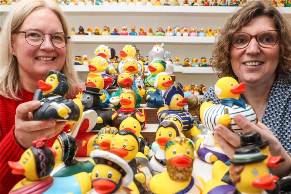 Kirsten Wilting (links) und Helga Warning umgeben von rund 300 Badeenten im Geschäft am Paßkamp in Rhede.