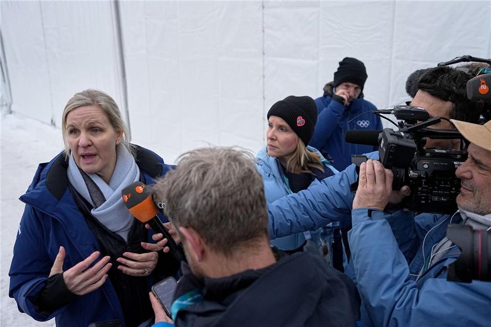 Kirsty Coventry (l) verteidigt das IOC-Vorgehen im Fall Heraskewytsch.Fatima Shbair/AP/dpa