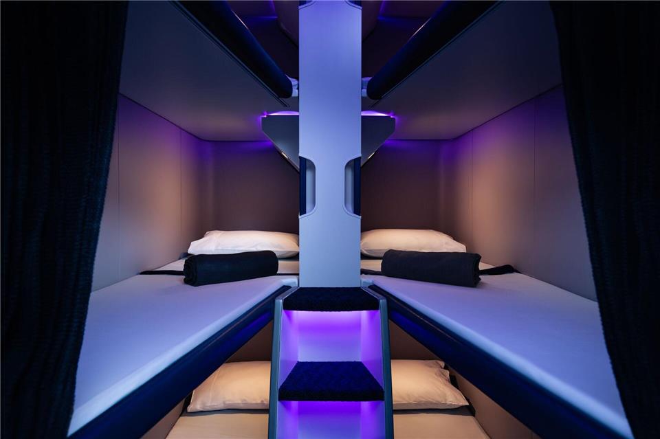 Kissen, Decke - und Ohrstöpsel gegen den Lärm: Wer den Vorhang zuzieht, soll in der Schlafkabine für ein paar Stunden Ruhe finden.Air New Zealand/dpa-tmn