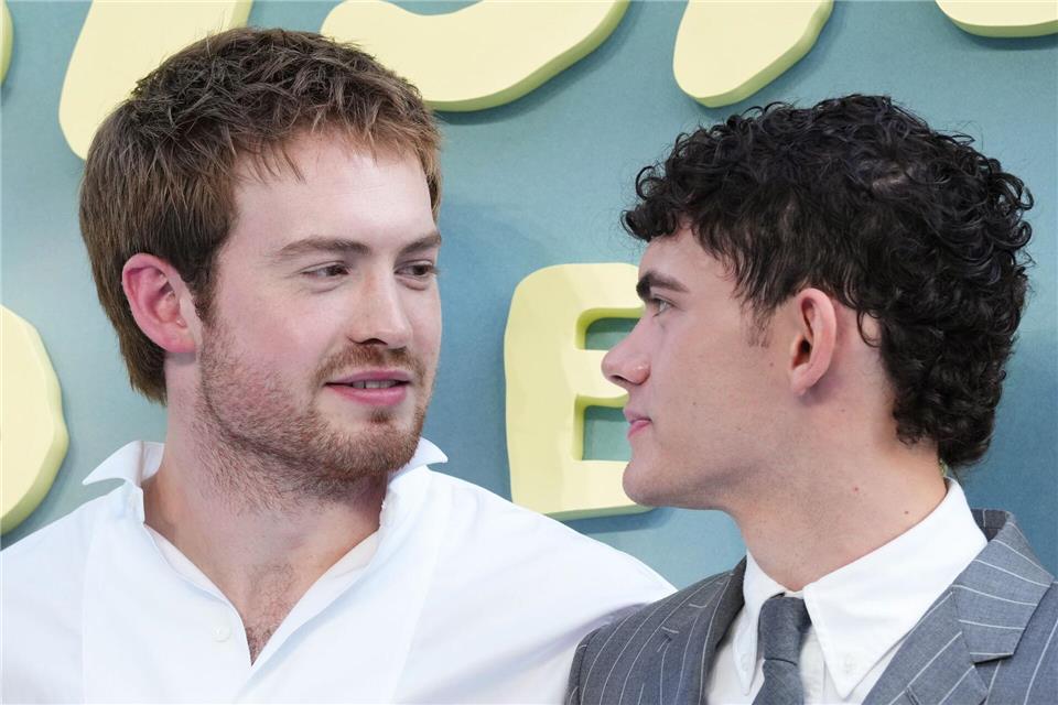Kit Connor (links) und Joe Locke am 14. Juli bei der Premiere des Films „Heartstopper Forever“ in London. (Archivbild)Scott A Garfitt/Invision/AP/dpa