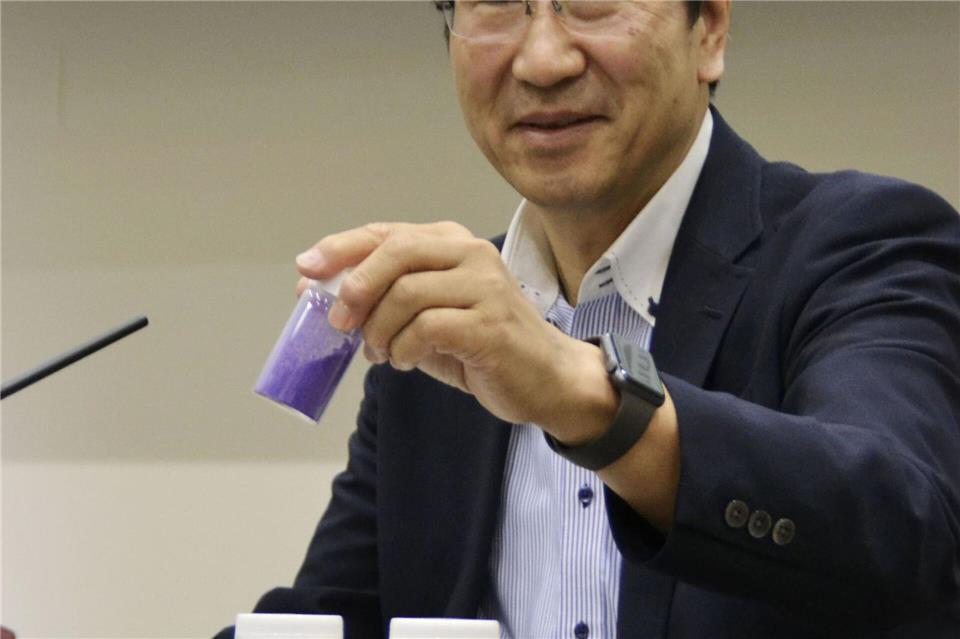 Kitagawa, Professor an der Universität Kyoto, hier mit einer Probe eines von ihm entwickelten porösen Materials. Uncredited/Kyodo News/dpa