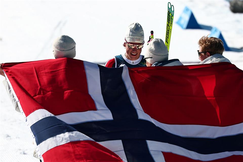 Klaebo (2.v.l.) siegte mit Norwegens Staffel souverän.Daniel Karmann/dpa