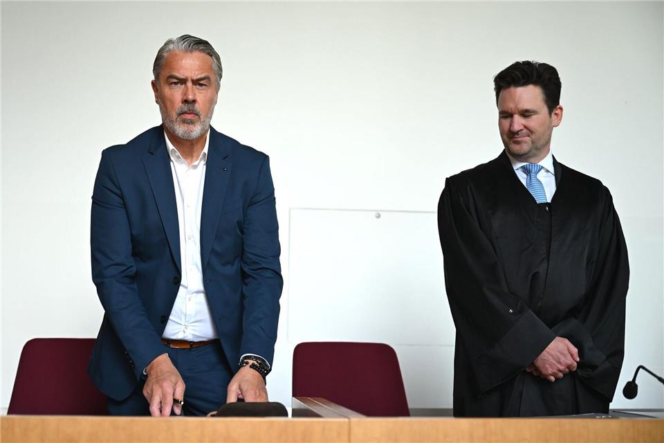 Kläger Matthias Timm neben seinem Anwalt Dennis Geissler zu Beginn der Bonner Verhandlung.Wolf von Dewitz/dpa