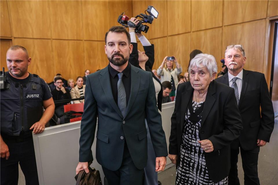 Klägerin Rita M. kommt mit ihrem Anwalt Daniel Kuhlmann (links) und dem zweiten Kläger Joachim Alfred Wagner (rechts) in den Gerichtssaal.Oliver Berg/dpa