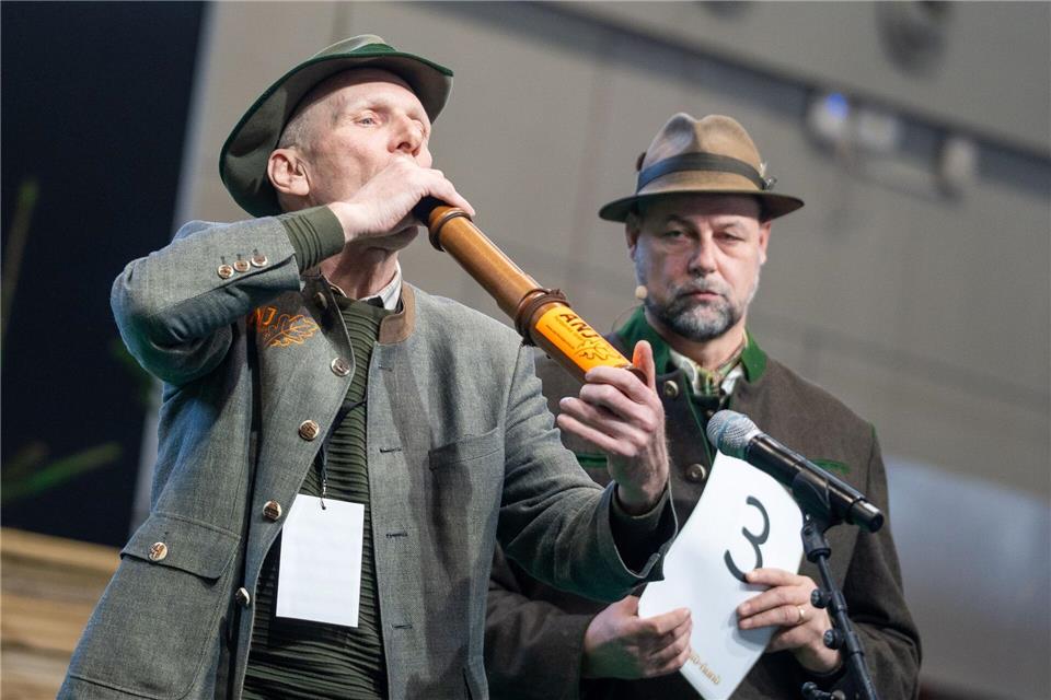 Klang von allen Teilnehmern am besten wie ein Hirsch: Der Gewinner der Deutschen Meisterschaft der Hirschrufer, Thomas Soltwedel (links).Max Lametz/dpa