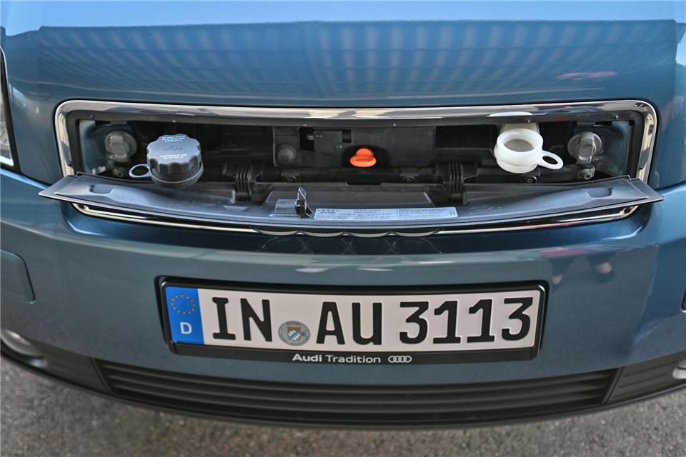 Klappe auf: Öl- oder Wasser checken? Dafür reicht es, die vordere Serviceklappe herunterzuklappen.Audi AG/dpa-tmn