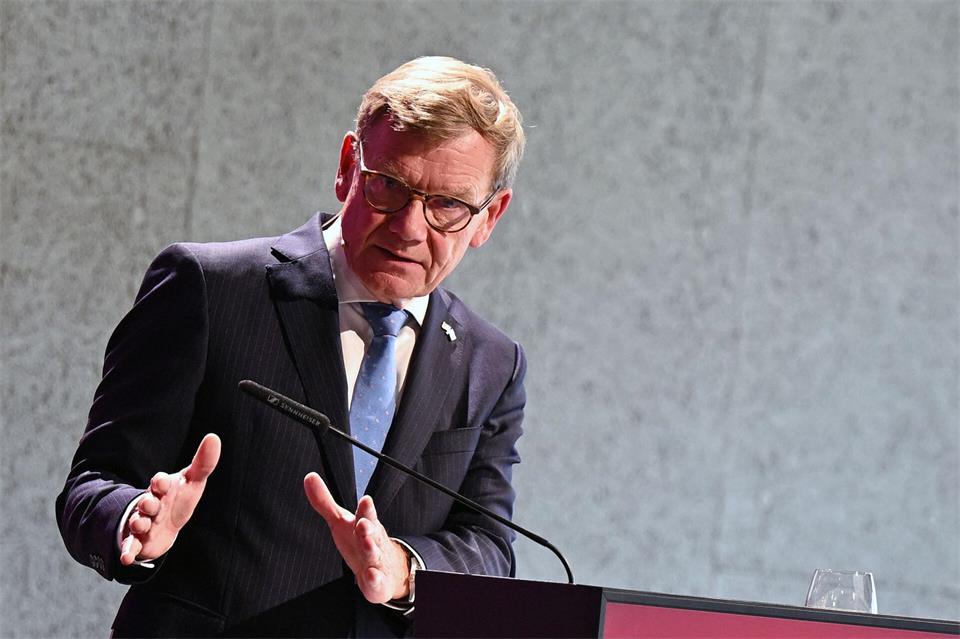 Klar in der Kritik, zögerlich bei den Konsequenzen: Der Außenminister bewertet in der Schweiz die Äußerungen des israelischen Polizeiministers.Lilli Förter/dpa