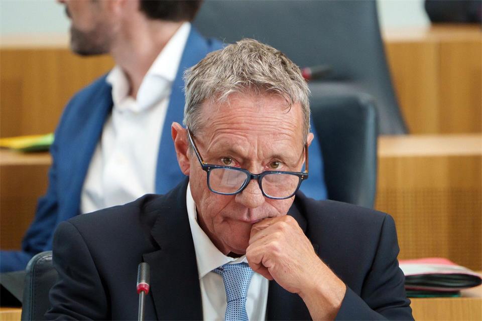 Klar sei, das Hauptamt gehe vor Ehrenamt, betont Innenminister Schwickert. (Archivbild)Andreas Arnold/dpa