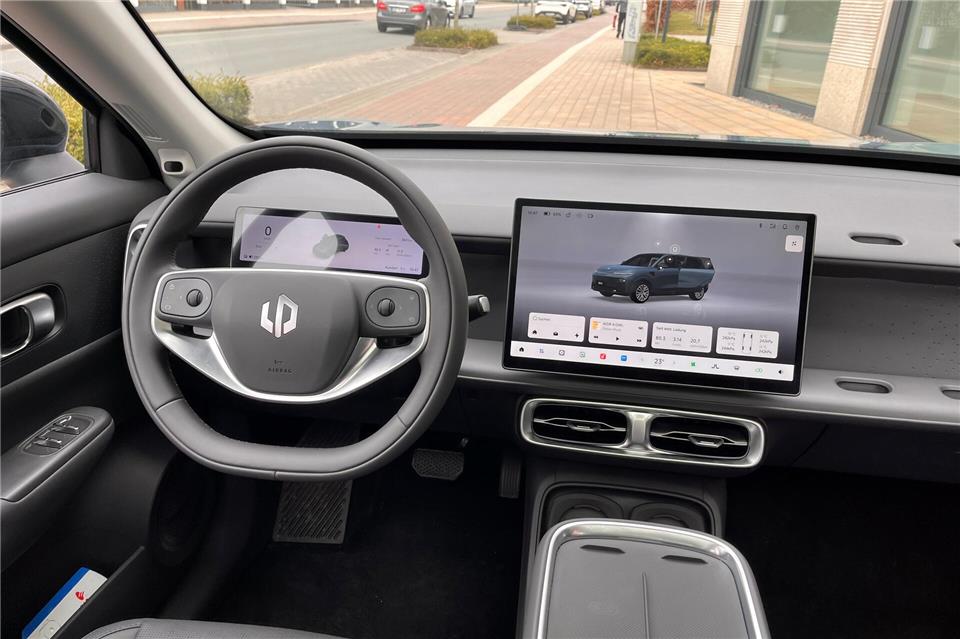 Klar strukturiertes Cockpit mit einem kleinen, übersichtlichen Bildschirm und großzügigem Touchscreen.