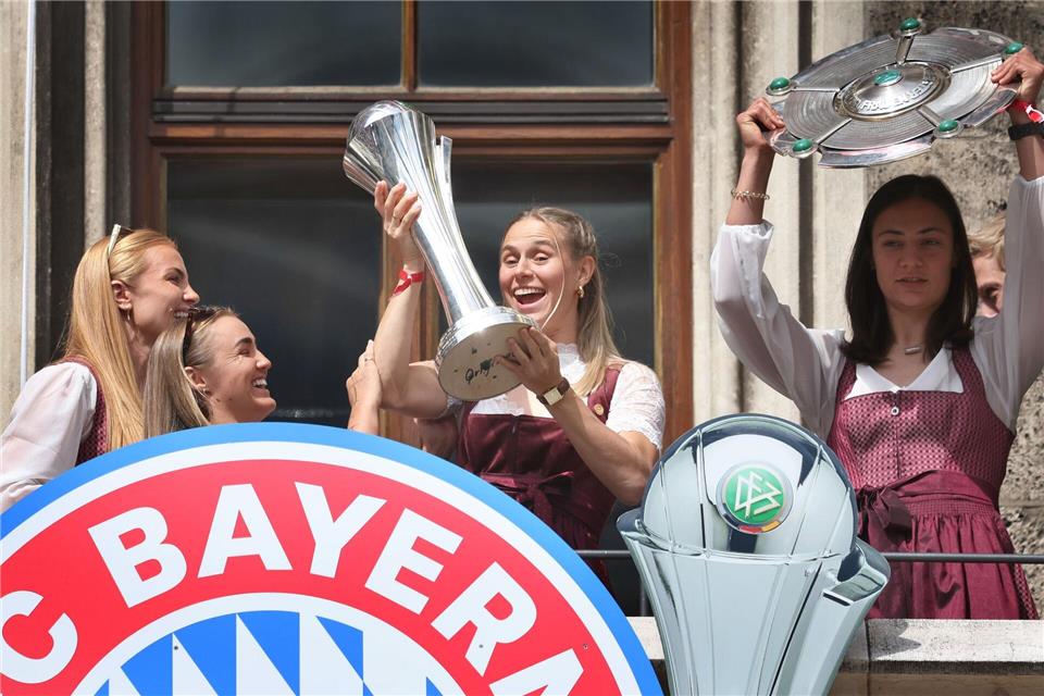 Klara Bühl (2.v.r.): Nächste Trophäe für die Bayern-Frauen? (Archivbild)Karl-Josef Hildenbrand/dpa