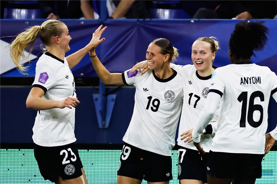 Wück und DFB-Frauen stolz: „Es ist ein Finale“ Klara Bühl (Nr. 19) freut sich über ihr Tor zum 2:1.Jeremias Gonzalez/AP/dpa