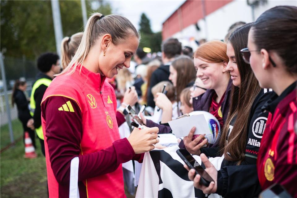 Bühl zu Kreuzbandrissen: „Spielerinnen schützen“ Klara Bühl beim öffentlichen Training des NationalteamsMarius Becker/dpa
