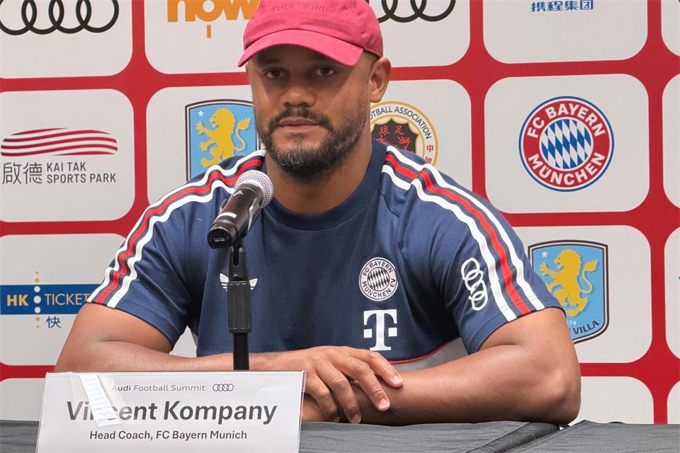 Klare Aussage von Vincent Kompany zum angeblichen Transferwunsch. (Archivbild) Christian Kunz/dpa