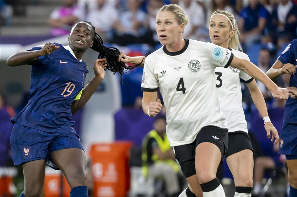 Klare Rote Karte: Kathrin Hendrich (r) zieht an den Haaren von Griedge Mbock Bathy.Georgios Kefalas/KEYSTONE/dpa