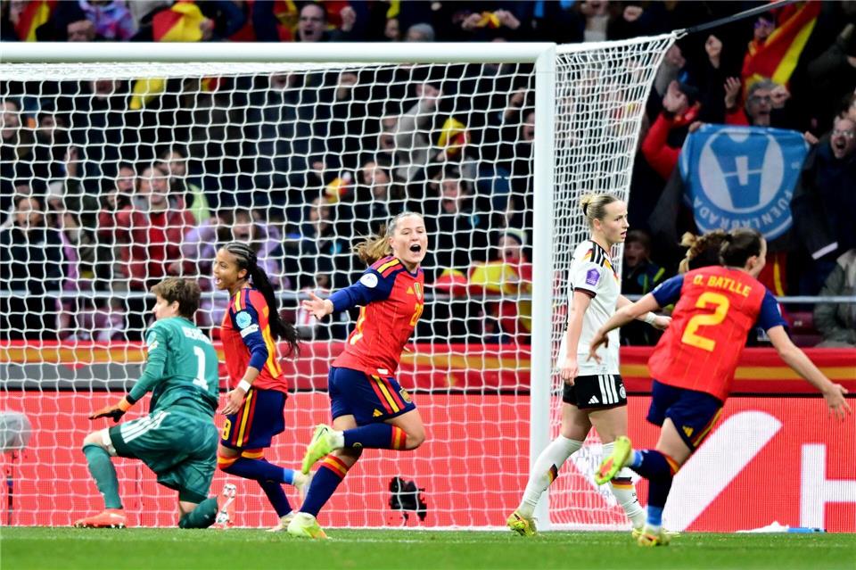 Klare Verhältnisse in Madrid: Doppeltorschützin Pina darf jubeln, Torhüterin Berger ist geschlagen.Sebastian Christoph Gollnow/dpa