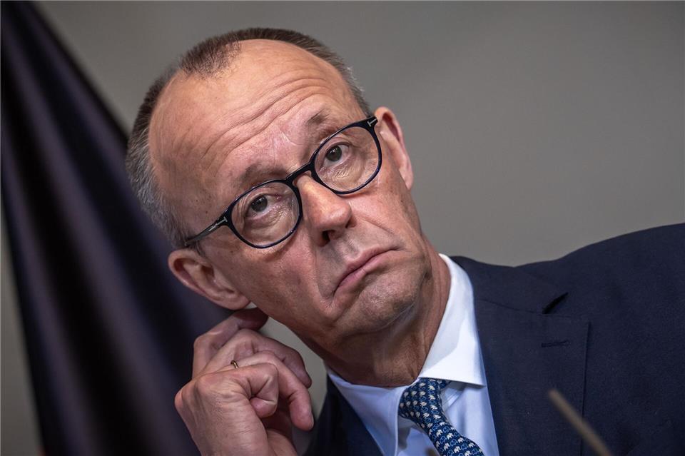 Klare Worte, keinen diplomatischen Floskeln: Kanzler Friedrich Merz (CDU) äußert sich bei einem Treffen mit seinem niederländischen Amtskollegen zu den Forderungen von US-Präsident Donald Trump nach Nato-Unterstützung zur Sicherung der Schifffahrt durch die Straße von Hormus.Michael Kappeler/dpa