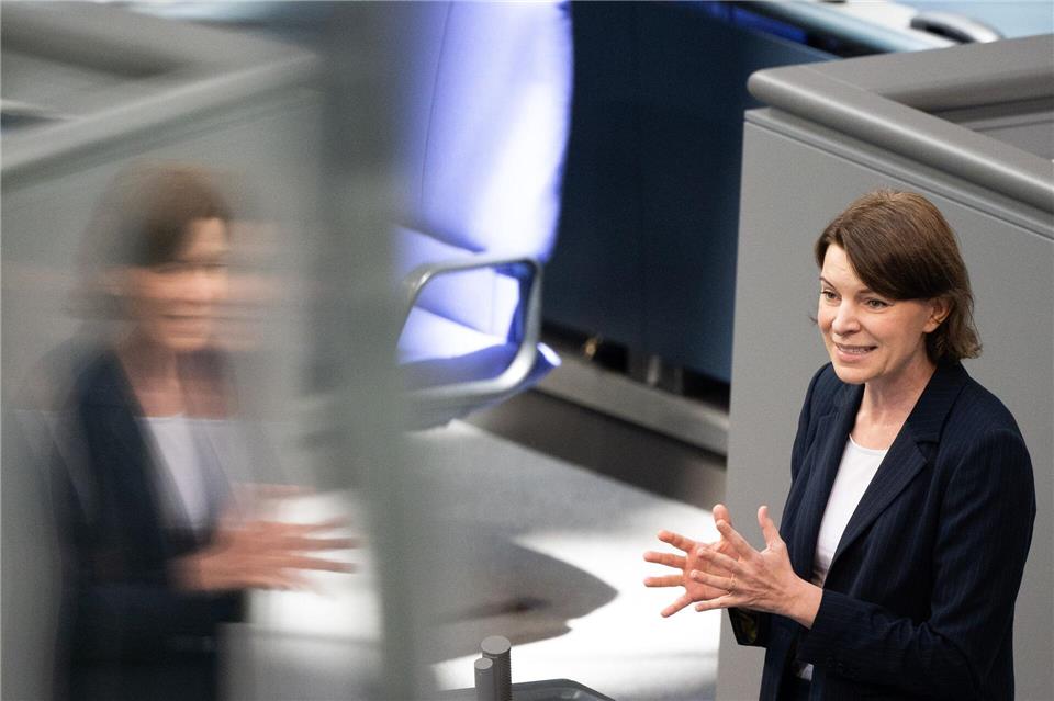 Klare Worte von der CSU-Bundestagsabgeordneten Emmi Zeulner: Teile der GKV-Sparpläne von Gesundheitsministerin Nina Warken (CDU) widersprechen „jedem Gerechtigkeitsempfinden“. (Archivbild)Alicia Windzio/dpa