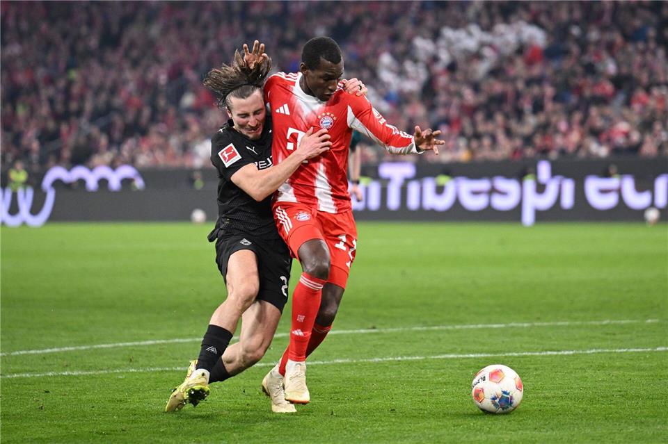 Klares Haltevergehen? Gladbachs Rocco Reitz im Zweikampf mit Bayern-Angreifer Nicolas Jackson.Harry Langer/dpa