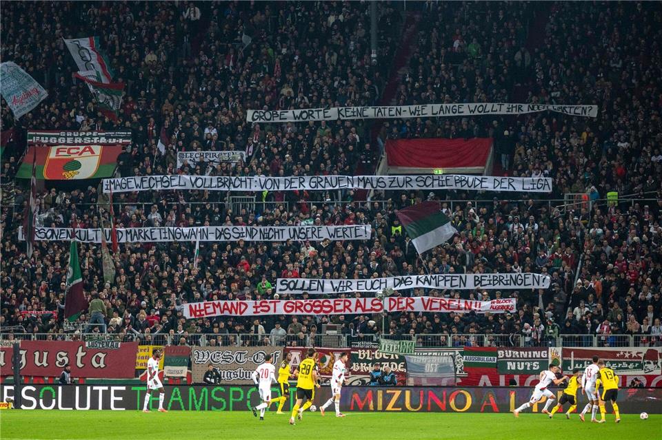 Klartext der Fans auf Plakaten gegen den neuen FCA-Kurs der Vereinsführung mit dem unerfahrenen Trainer Sandro Wagner.David Inderlied/Kirchner-Media/dpa