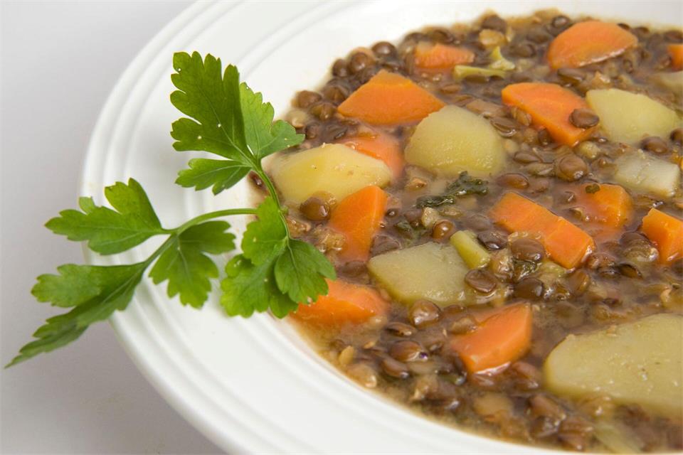 Klassiker auf dem Teller: Für Linsensuppe Linsen waschen, gern 8 bis 12 Stunden einweichen – dann sind sie beim Kochen oft nach 20 bis 30 Minuten weich.Andrea Warnecke/dpa-tmn
