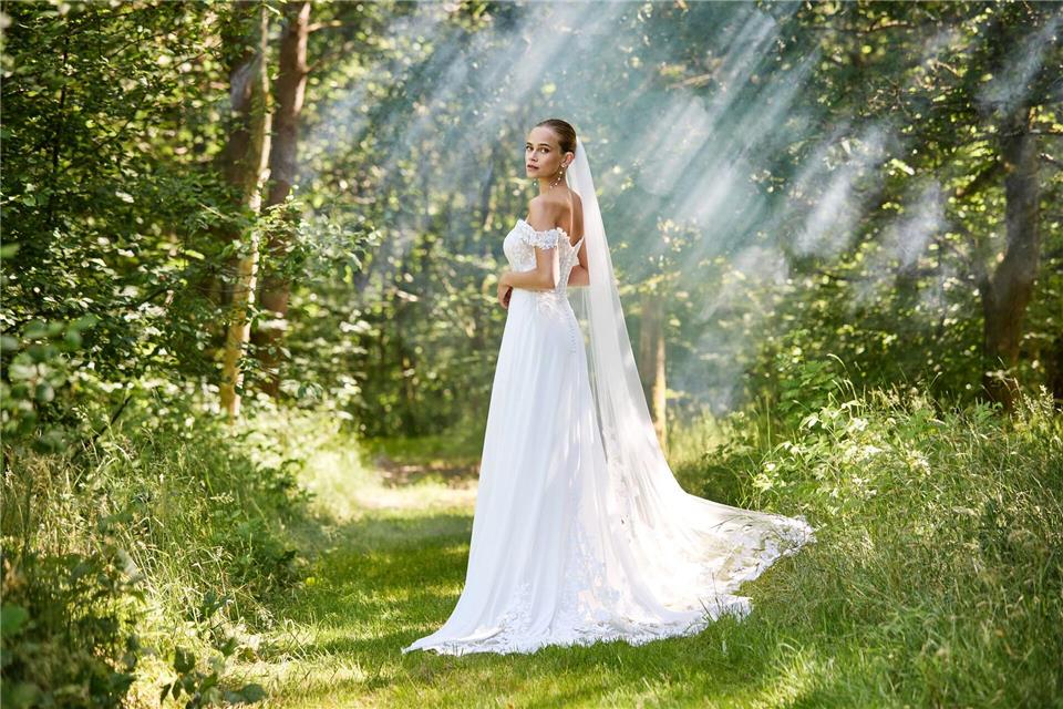Klassisch ist gefragt: Zum weißen Kleid trägt man jetzt gerne mal den langen XXL-Schleier. Hier zu sehen mit Hochzeitskleid von Lilly.Lilly/dpa-tmn