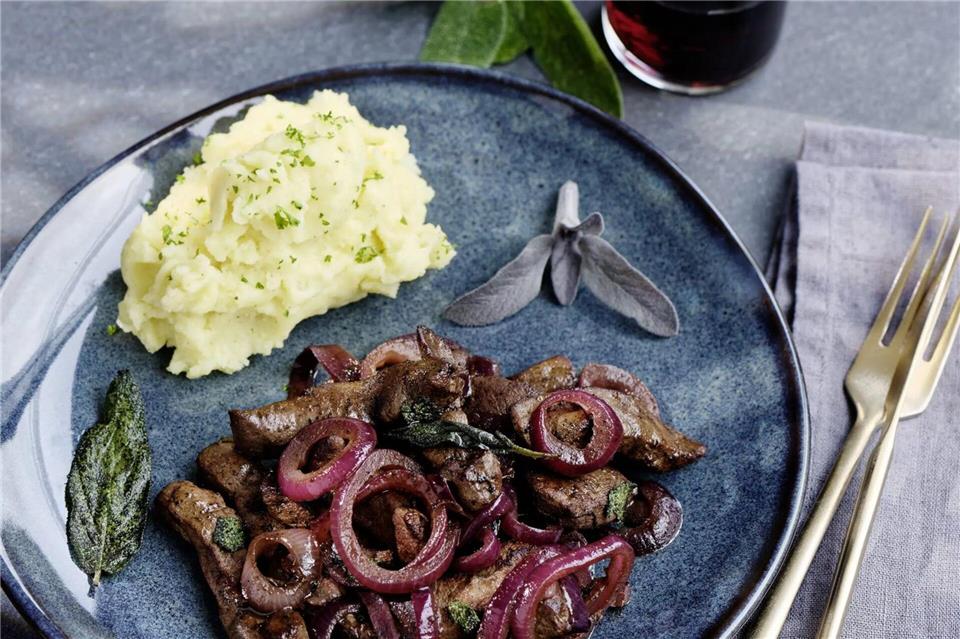 Klassische Beilage mit Twist: Balsamico-Zwiebeln ergänzen gebratene Leber ideal.KDK/Deutsches Kalbfleisch/dpa-tmn