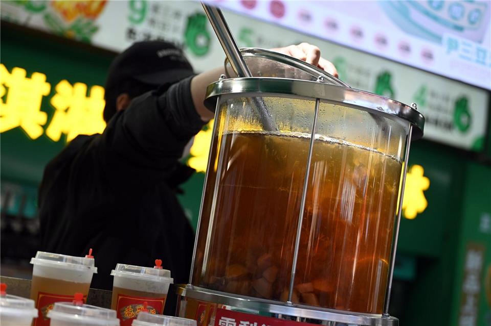 Klassische Getränke aus China liegen in den sozialen Medien gerade im Trend. Johannes Neudecker/dpa