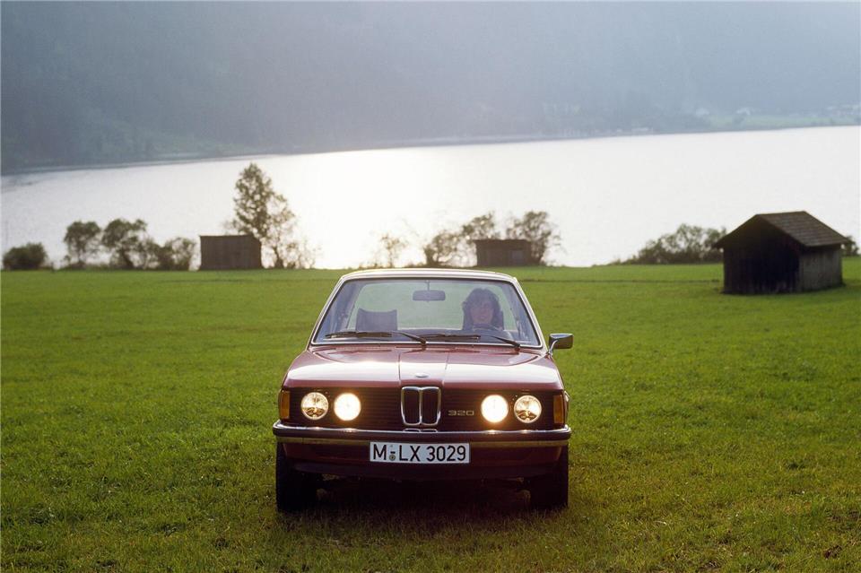 50 Jahre 3er BMW: Der Vater der Fahrfreude feiert Geburtstag Klassische Idylle: Längst ist die erste 3er-Generation zum Oldtimer gereift - und selbst einige seiner Nachfolgegenerationen sind bereits bereit für ein H-Kennzeichen.BMW AG/dpa-tmn