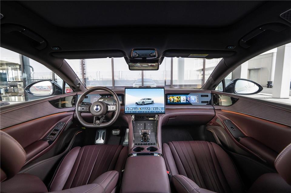 Klassische Moderne: Denza kombiniert im Z9 GT Leder und breite Bildschirmlandschaften in der ersten Reihe.Maximilian Thum/BYD/dpa-tmn