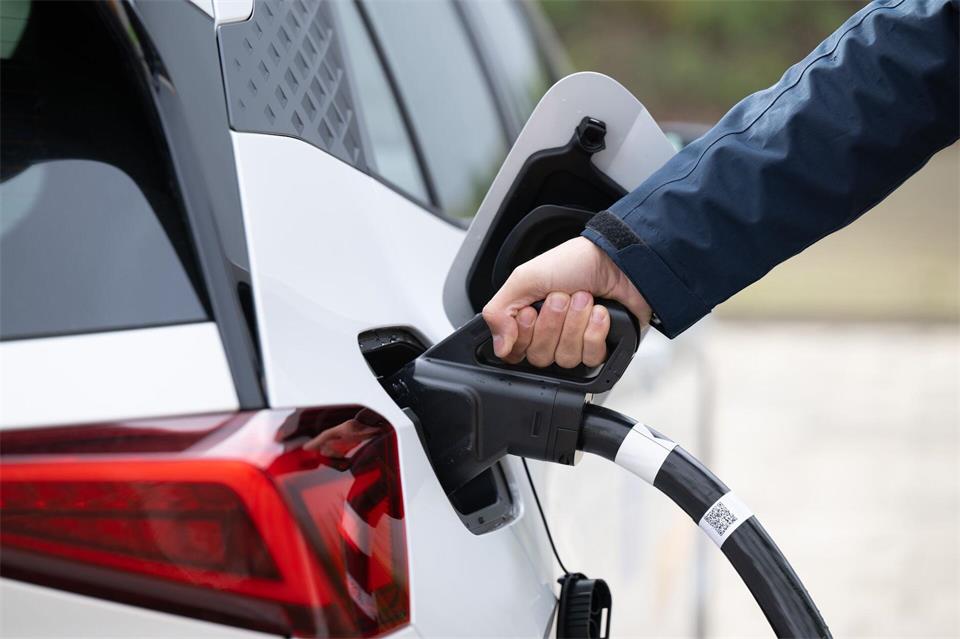 Klassische Verbrenner wie Diesel oder Benziner sind weiter rückläufig. (Symbolbild)picture alliance/dpa
