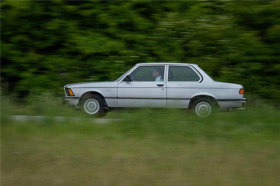 50 Jahre 3er BMW: Der Vater der Fahrfreude feiert Geburtstag Klassische sportliche Silhouette: Der E21 musste allerdings mit - aus heutiger Sicht bescheidenen - maximal 143 PS auskommen. Hardy Mutschler/BMW AG/dpa-tmn