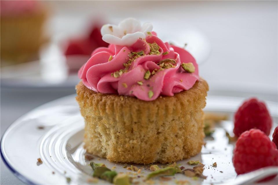 Klassischerweise wird ein Cupcake mit einer Creme via Spritzbeutel „aufdressiert“.picture alliance / dpa Themendienst