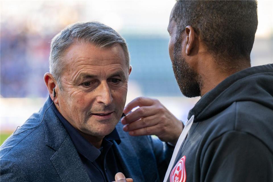 Klaus Allofs (l.) hält zu Trainer Daniel Thioune.Hendrik Schmidt/dpa