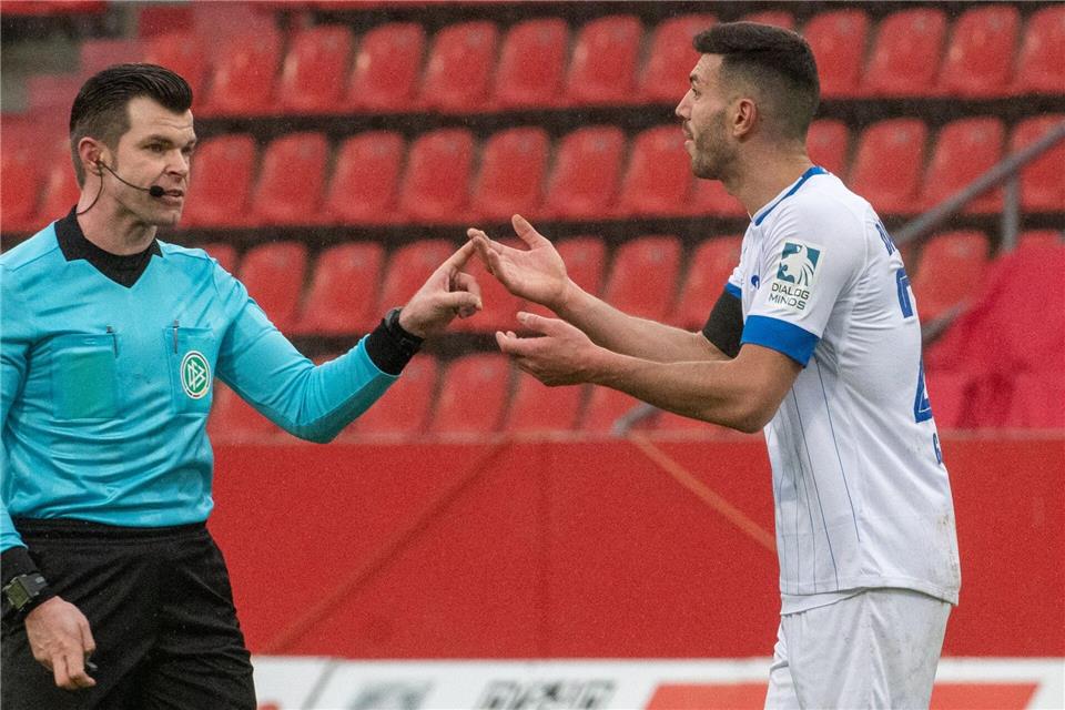 Drittliga-Profi fordert Strafen für Schiedsrichter Klaus Gjasula hadert mit den Leistungen der Schiedsrichter in der 3. Fußball-Liga.Stefan Puchner/dpa