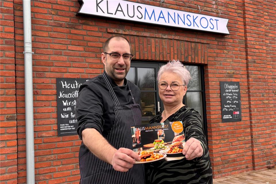 „Klausmannskost“ in Weseke interpretiert Imbiss neu Klaus Konert mit seiner Mitarbeiterin Susanne Swidurski. Beide waren zuvor bereits in der Borkener Gastronomie tätig und wagen in Weseke ein neues Kapitel.