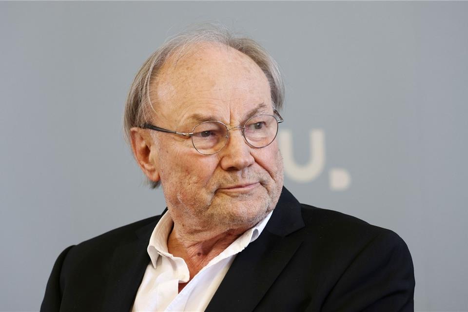 Klaus Maria Brandauer auf einer Pressekonferenz in der Heinrich-Heine-Universität.