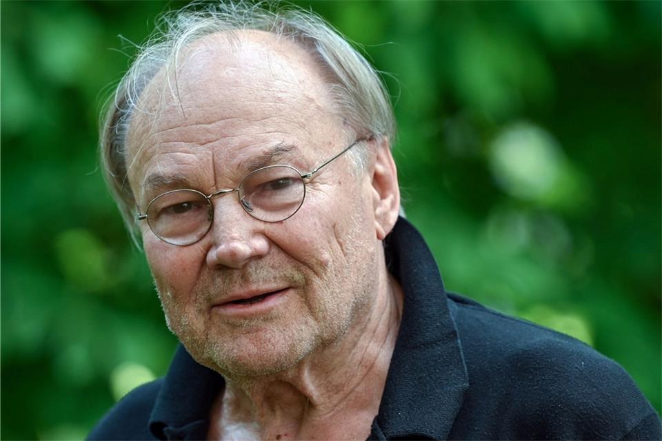 Klaus Maria Brandauer fotografiert vor einer Lesung auf der Bühne der Stiftung Schloss Neuhardenberg.