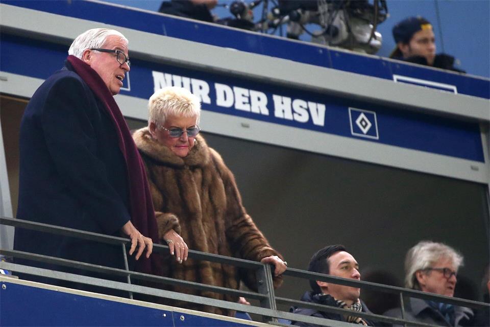 Klaus-Michael Kühne und seine Frau Christine verfolgen 2015 ein Spiel des HSV. (Archivbild)Christian Charisius/dpa