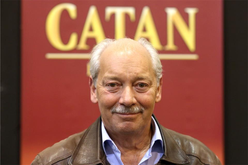 „Siedler von Catan“-Erfinder Klaus Teuber gestorben Klaus Teuber ist tot. Der Spieleerfinder ist im Alter von 70 Jahren gestorben.