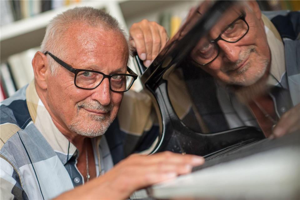 Klavierspielen kann Konstantin Wecker wegen Nervenschäden an der Hand laut eigenem Bekunden nicht mehr. (Archivbild)Peter Kneffel/dpa
